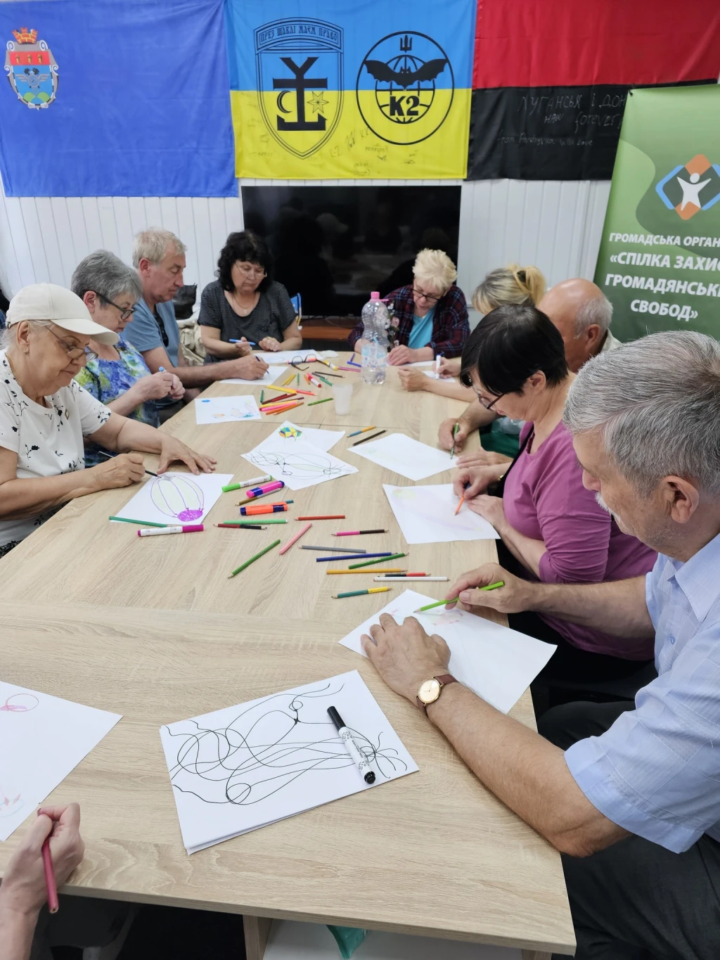 захід з творчого малювання для людей похилого віку Зображення