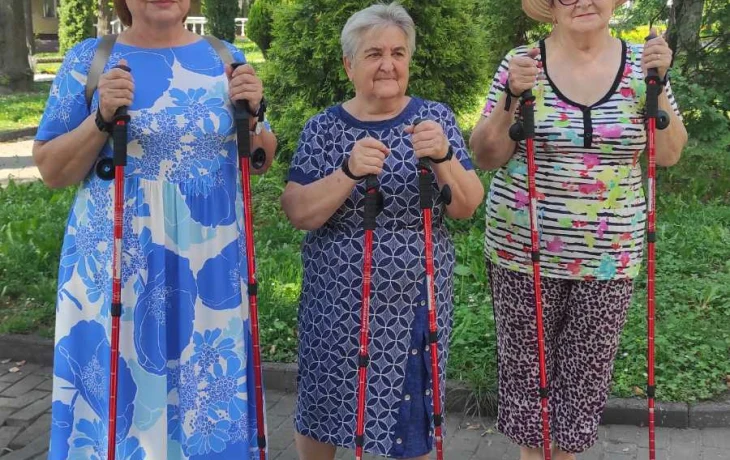 Проходять заняття зі Скандинавської ходи для людей 60+ Проходять заняття зі Скандинавської ходи для людей 60+